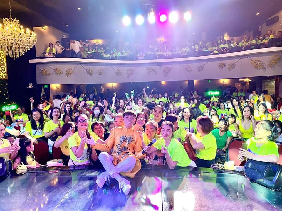 Hồ Văn Cường được fan tặng vàng và hoa tiền bạc triệu khi đi hát - Ảnh 4