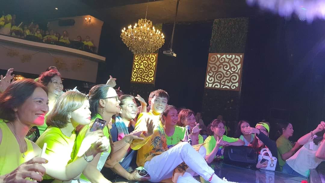 Hồ Văn Cường được fan tặng vàng và hoa tiền bạc triệu khi đi hát - Ảnh 5