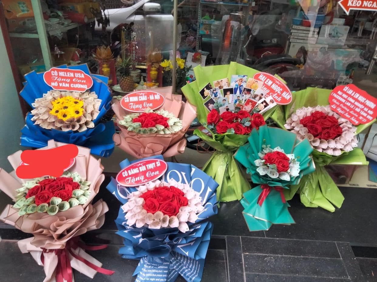 Hồ Văn Cường được fan tặng vàng và hoa tiền bạc triệu khi đi hát - Ảnh 7