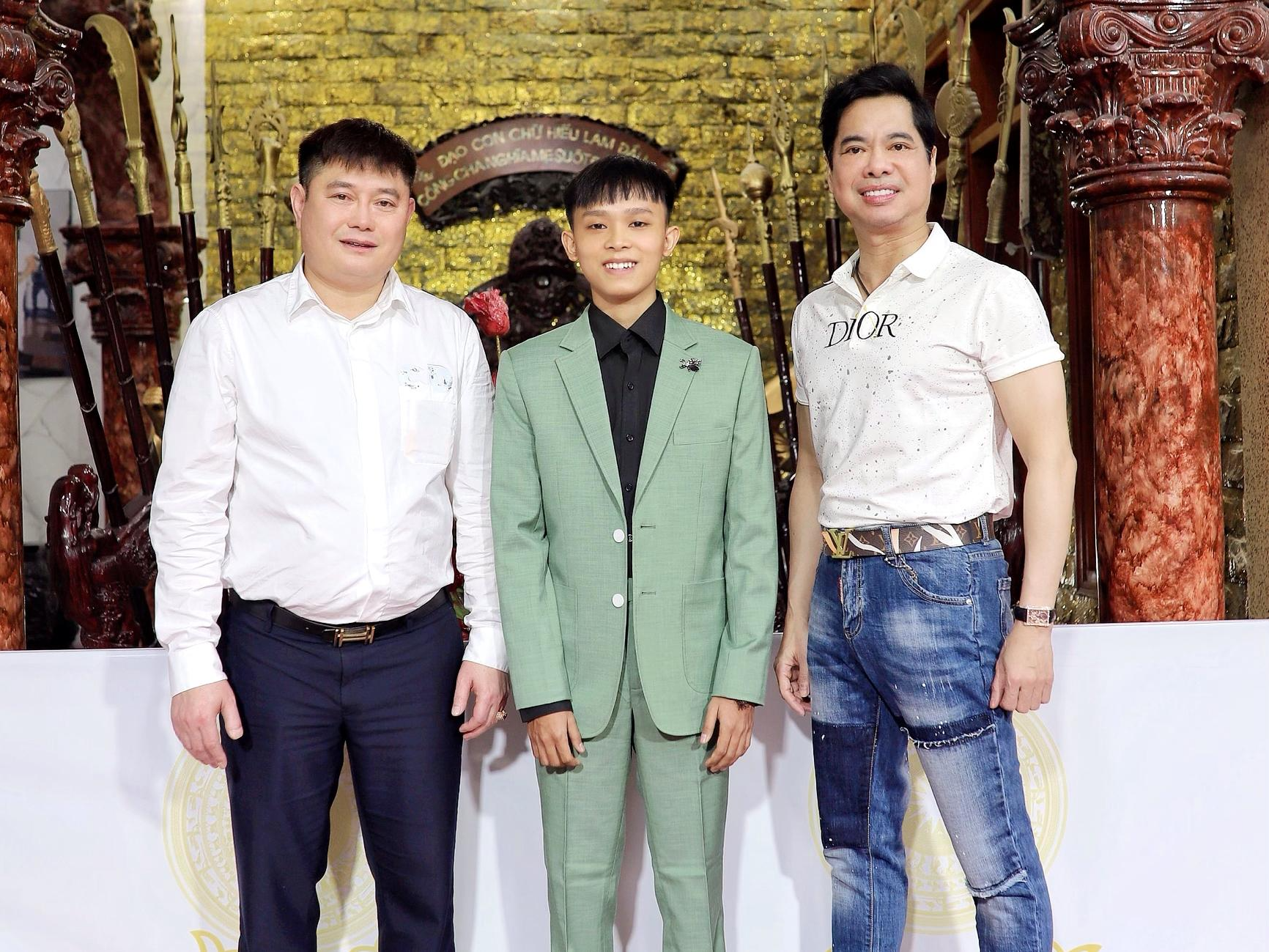 Hồ Văn Cường được fan tặng vàng và hoa tiền bạc triệu khi đi hát - Ảnh 3