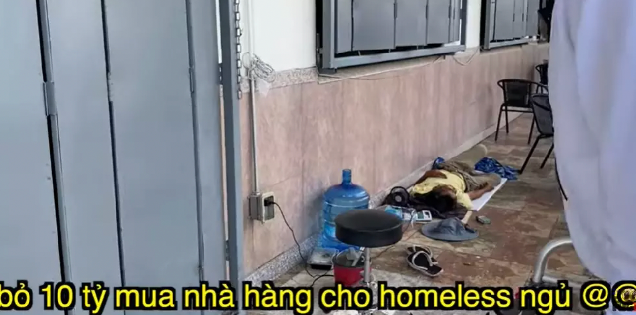 Khoa Pug lái xe 7 ngày về nhìn nhà hàng lẩu 6 tỷ biến thành nơi ở của người vô gia cư
 - Ảnh 4