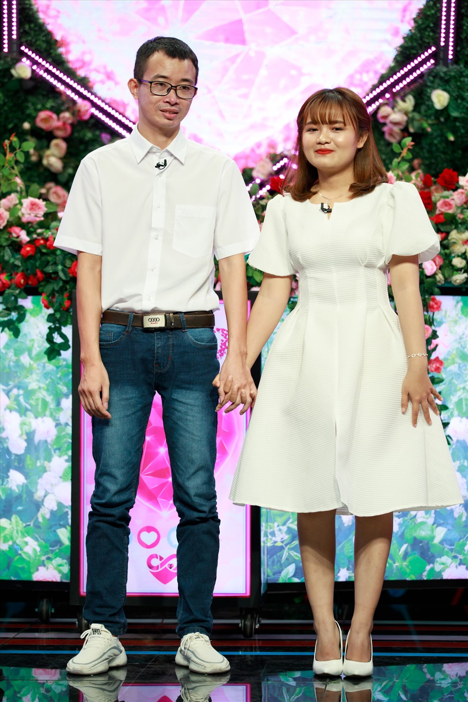 Ông chủ cửa hàng mắt kính cầm bó hoa sặc mùi tiền lên show hẹn hò “cưa” gái - Ảnh 3