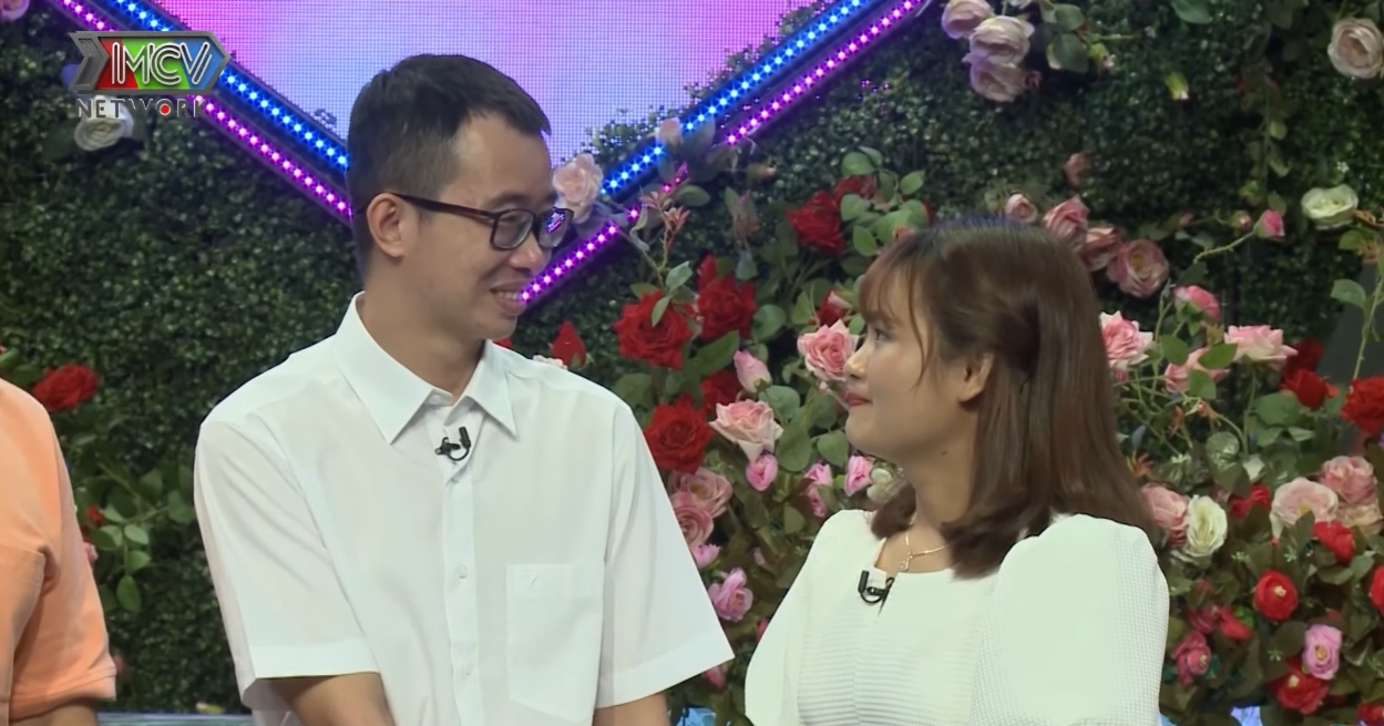 Ông chủ cửa hàng mắt kính cầm bó hoa sặc mùi tiền lên show hẹn hò “cưa” gái - Ảnh 2