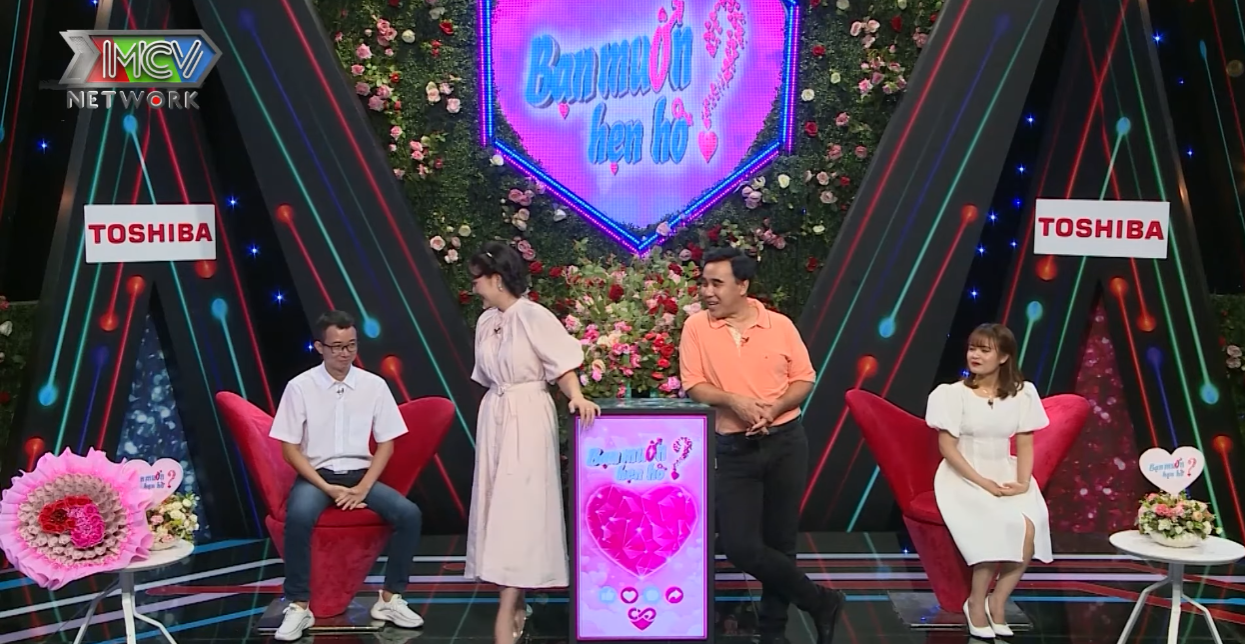 Ông chủ cửa hàng mắt kính cầm bó hoa sặc mùi tiền lên show hẹn hò “cưa” gái - Ảnh 1