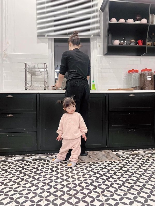 Ái nữ nhà Đông Nhi hơn 2 tuổi đã tập trang điểm cho mẹ - Ảnh 6