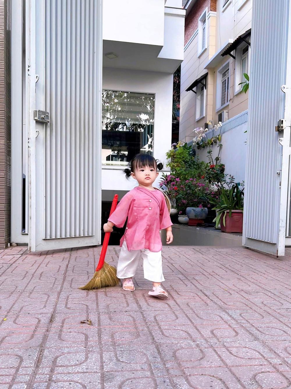 Ái nữ nhà Đông Nhi hơn 2 tuổi đã tập trang điểm cho mẹ - Ảnh 8