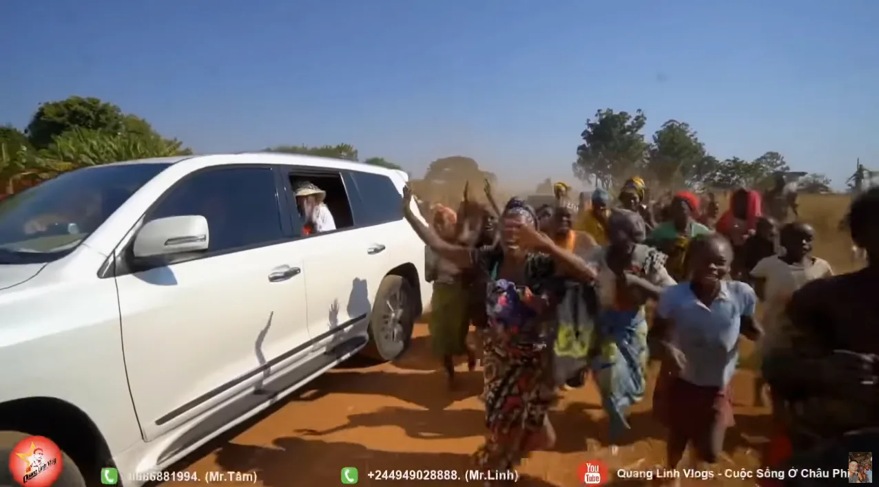 Người dân Angola chạy theo xe cả trăm mét, hò reo nhảy múa chào đón Hoa hâu Thùy Tiên - Ảnh 10