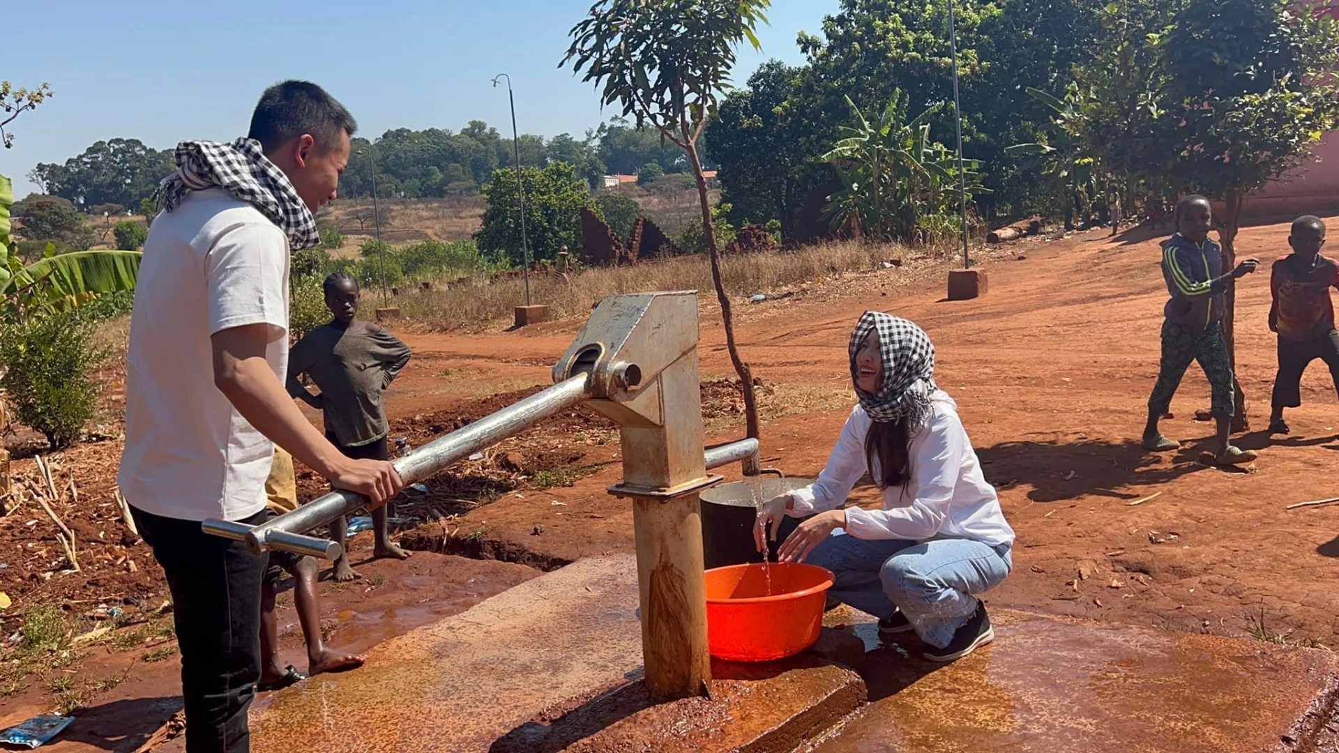 Người dân Angola chạy theo xe cả trăm mét, hò reo nhảy múa chào đón Hoa hâu Thùy Tiên - Ảnh 12