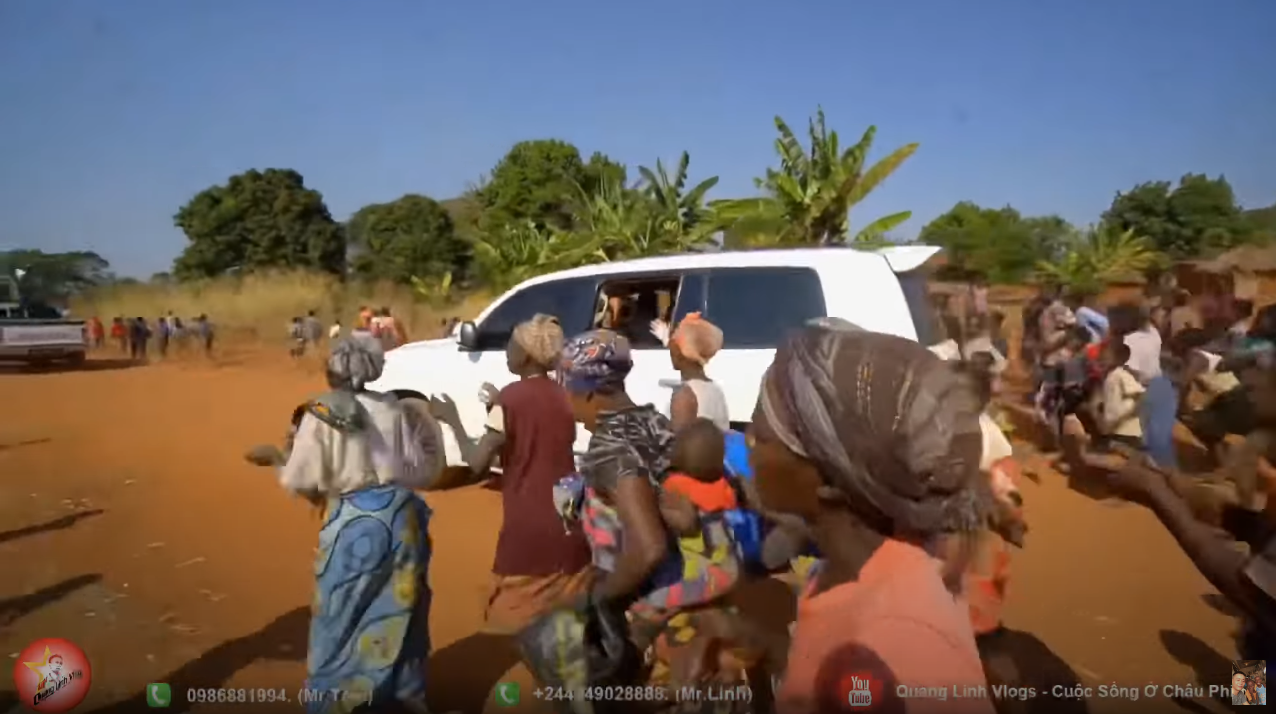 Người dân Angola chạy theo xe cả trăm mét, hò reo nhảy múa chào đón Hoa hâu Thùy Tiên - Ảnh 13