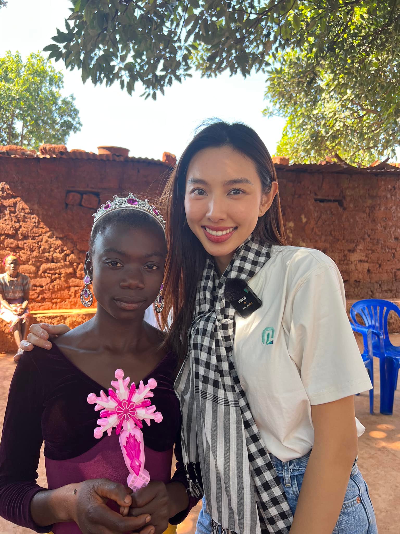 Người dân Angola chạy theo xe cả trăm mét, hò reo nhảy múa chào đón Hoa hâu Thùy Tiên - Ảnh 3