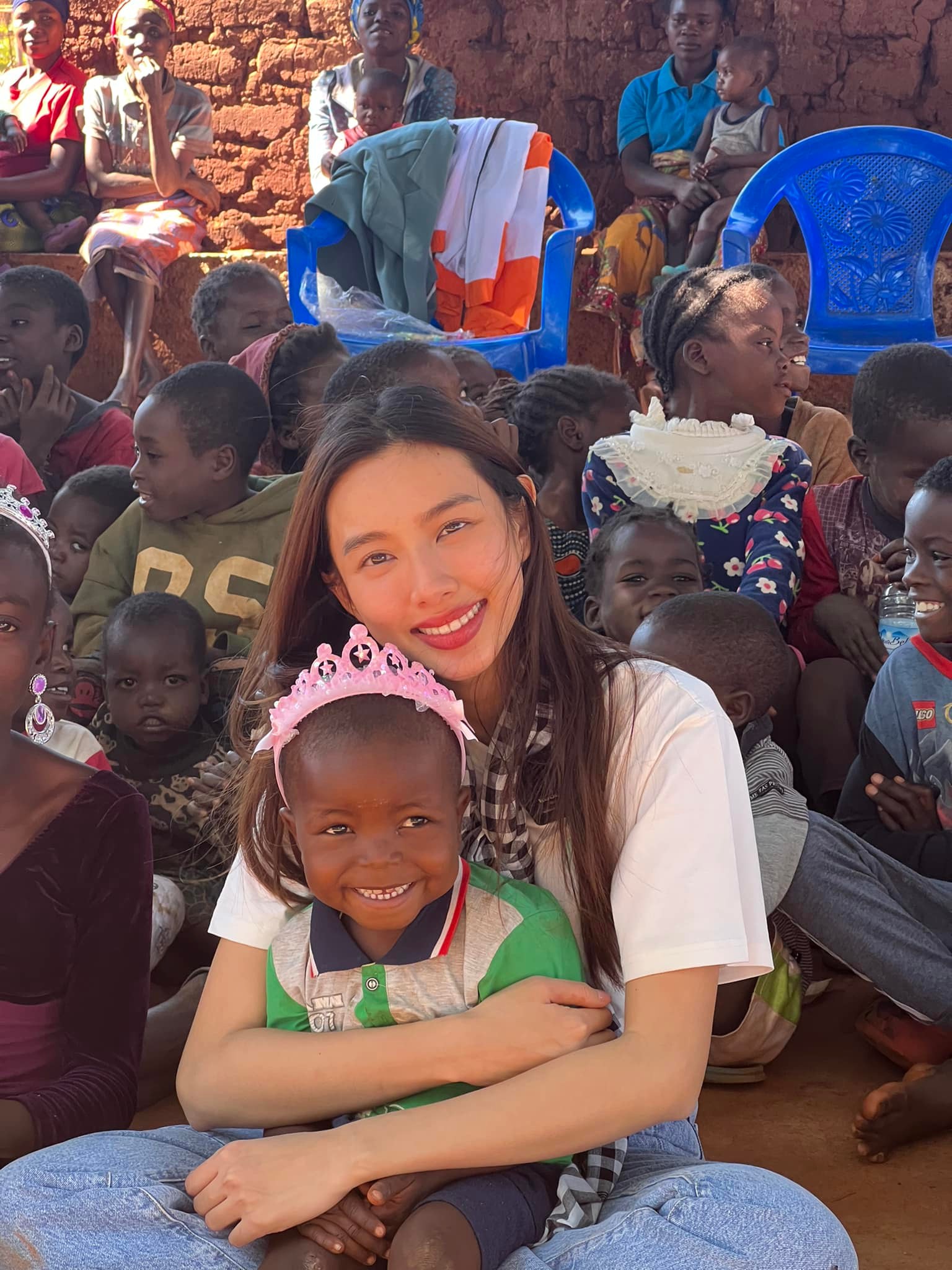 Người dân Angola chạy theo xe cả trăm mét, hò reo nhảy múa chào đón Hoa hâu Thùy Tiên - Ảnh 5