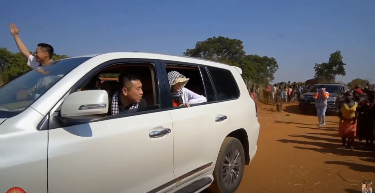 Người dân Angola chạy theo xe cả trăm mét, hò reo nhảy múa chào đón Hoa hâu Thùy Tiên - Ảnh 6