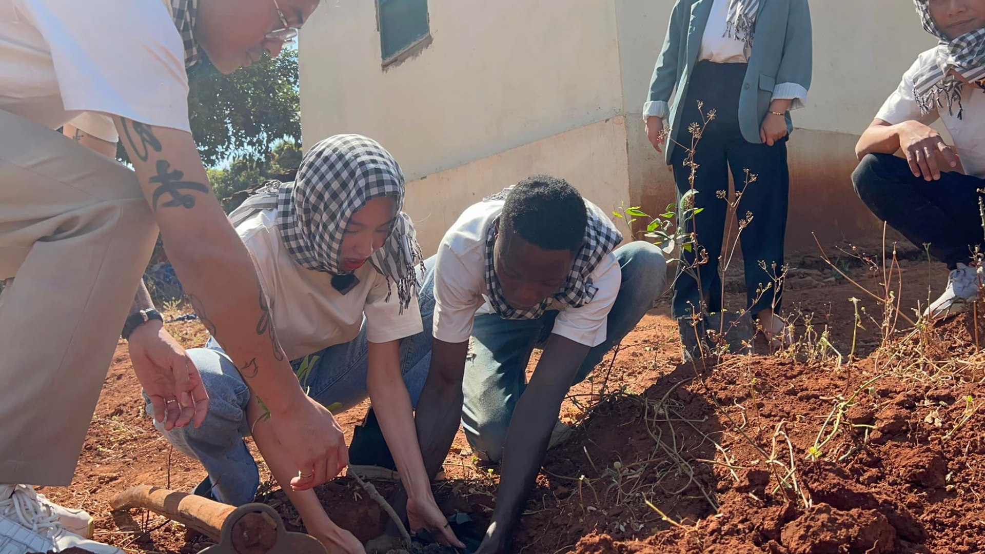 Người dân Angola chạy theo xe cả trăm mét, hò reo nhảy múa chào đón Hoa hâu Thùy Tiên - Ảnh 7