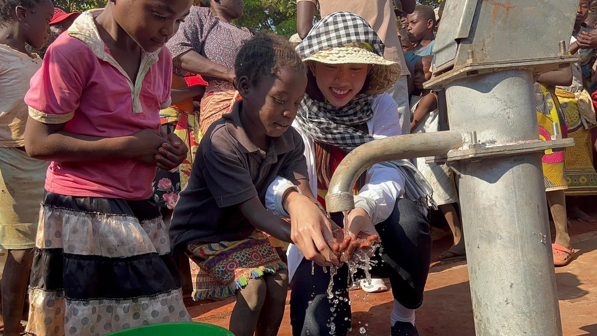 Người dân Angola chạy theo xe cả trăm mét, hò reo nhảy múa chào đón Hoa hâu Thùy Tiên - Ảnh 9
