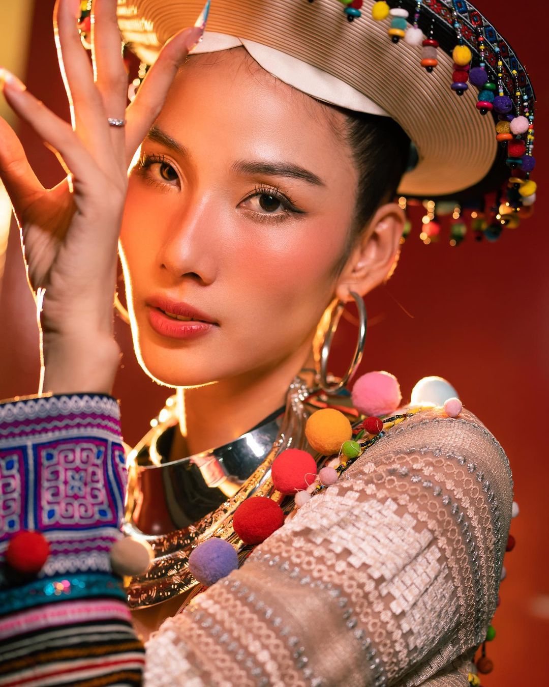 Hoàng Thuỳ xinh hơn “gái bản