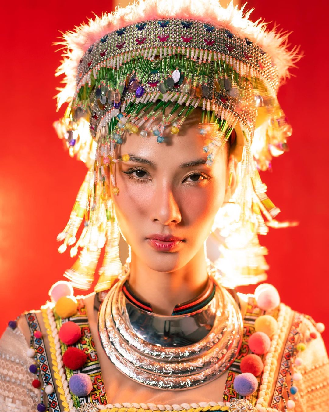 Hoàng Thuỳ xinh hơn “gái bản