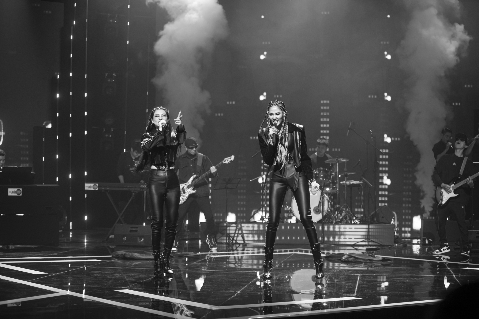 Hoàng Thuỳ xinh hơn “gái bản