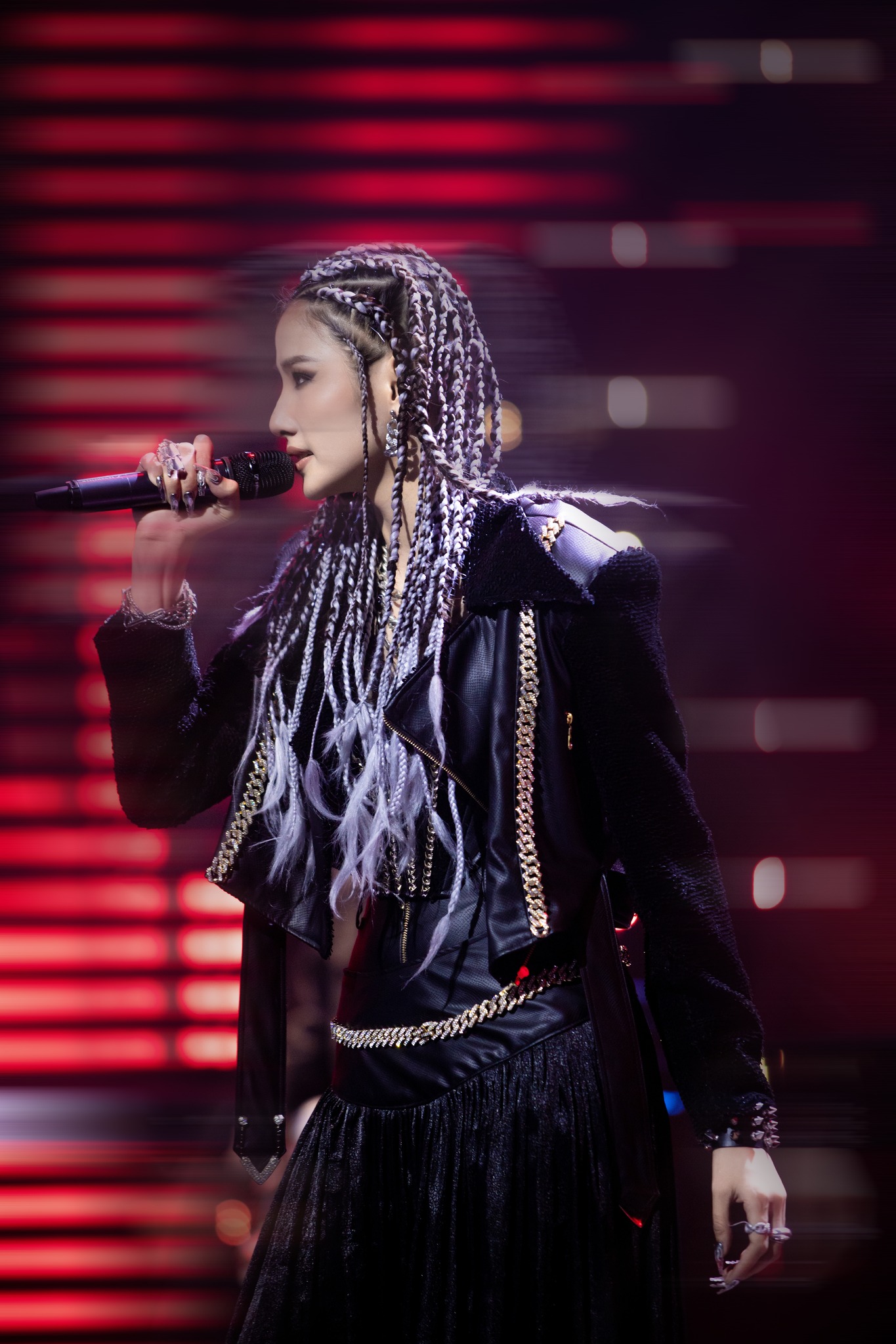 Hoàng Thuỳ xinh hơn “gái bản