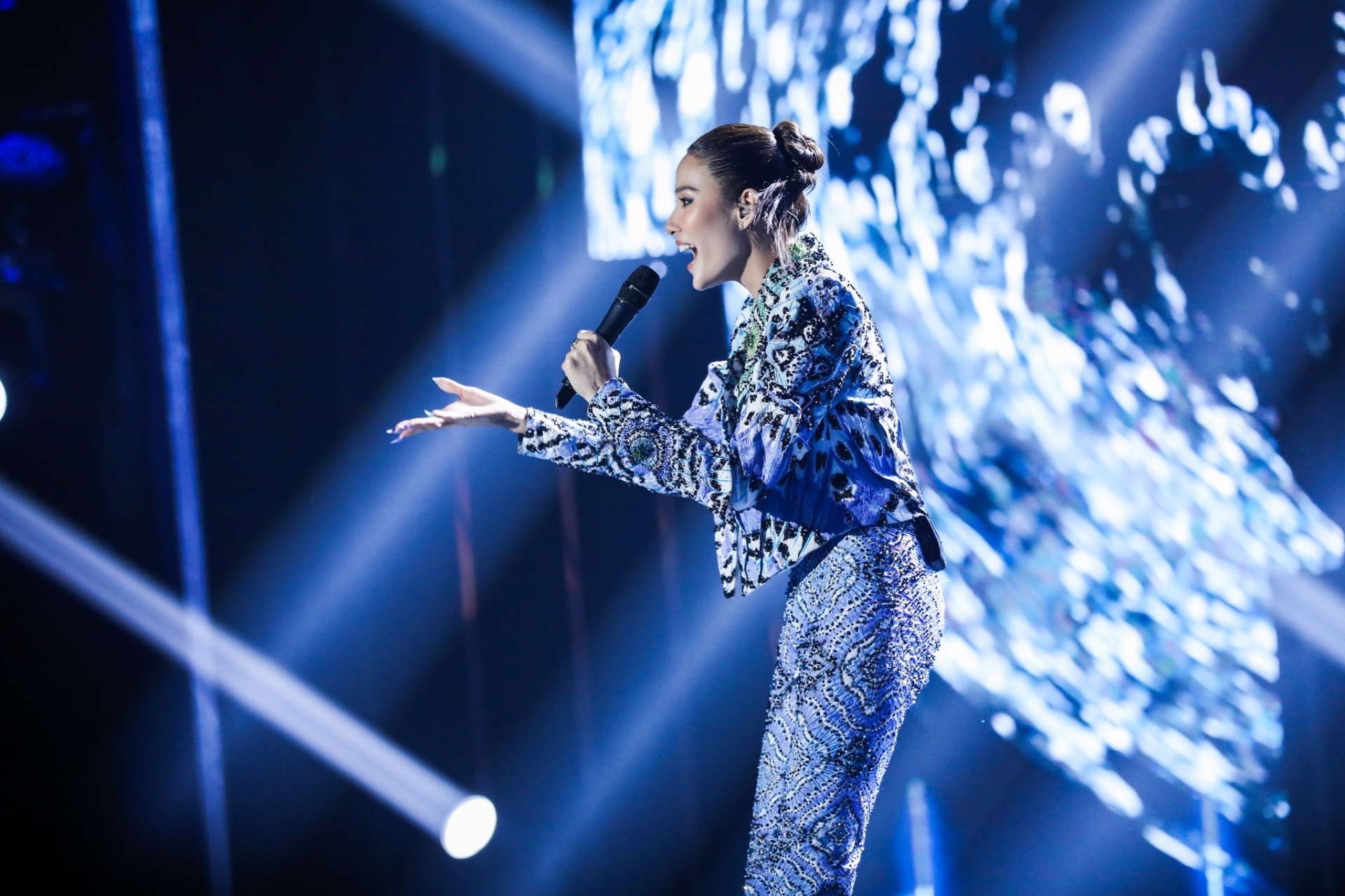 Hoàng Thuỳ xinh hơn “gái bản