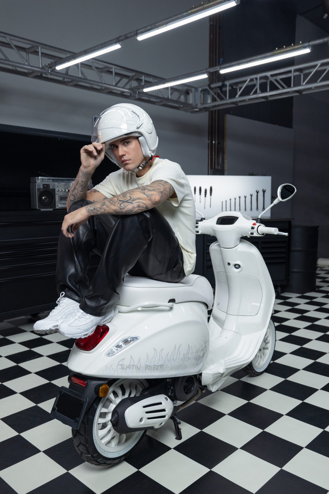 Xe Vespa do Justin Bieber thiết kế bán 153 triệu tại Việt Nam, mua xe tặng vé xem concert - Ảnh 2