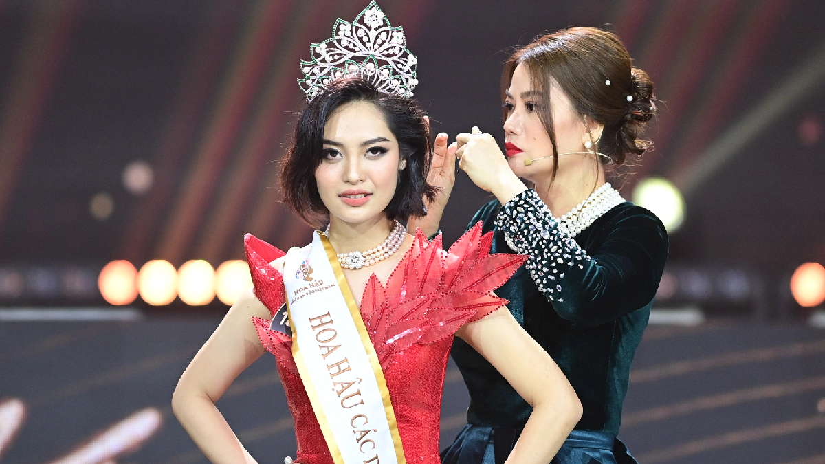 Khoảnh khắc Tân Hoa hậu Thuý Hằng không cảm xúc khi đăng quang 