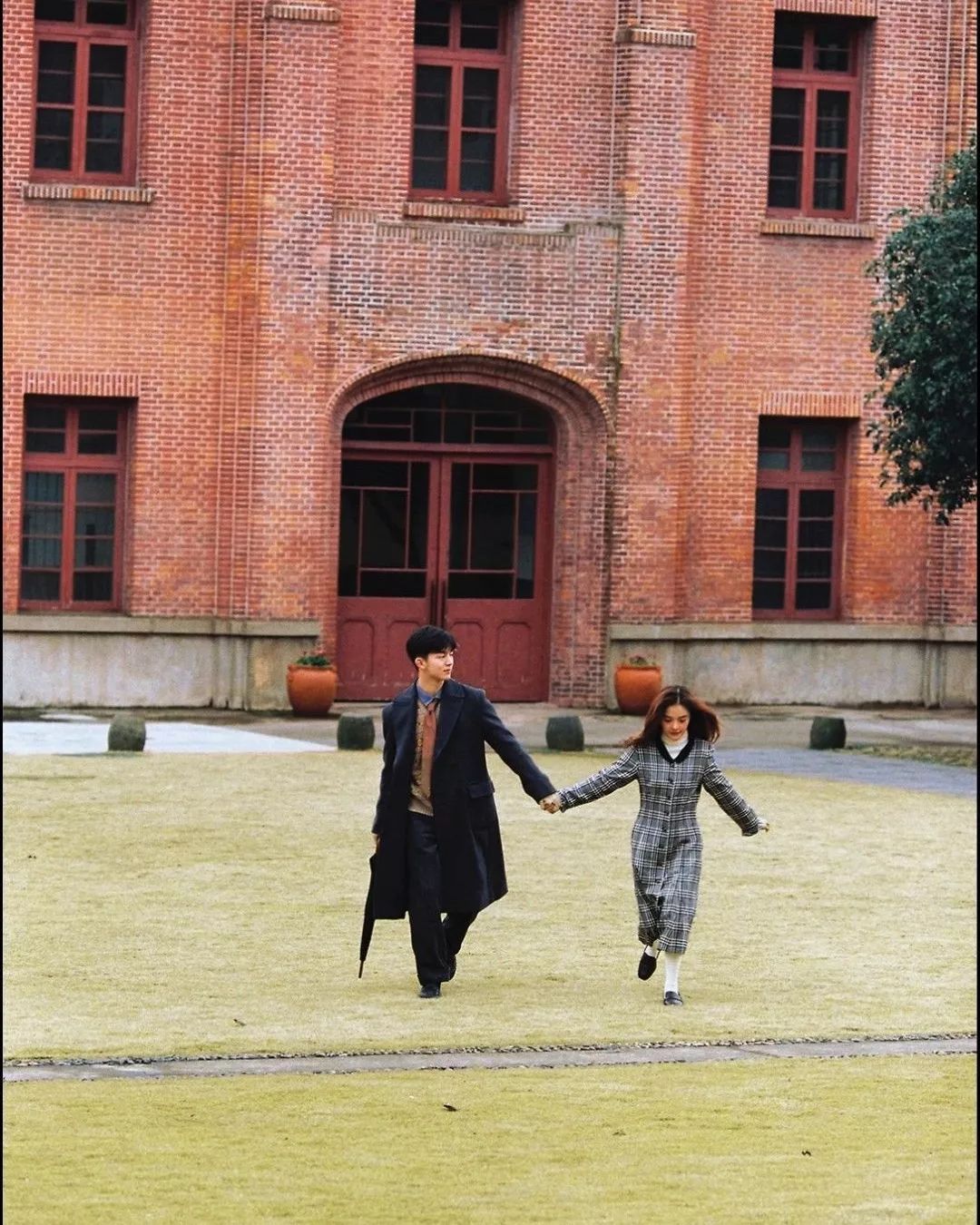 1001 cách tạo dáng chụp ảnh đẹp dành cho hội mê sống ảo - Ảnh 2