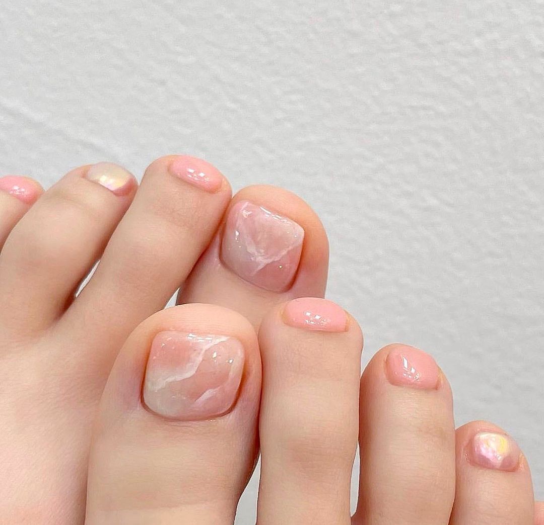 Những mẫu móng chân đẹp nhẹ nhàng 2022 dành cho hội chị em đam mê nails - Ảnh 18