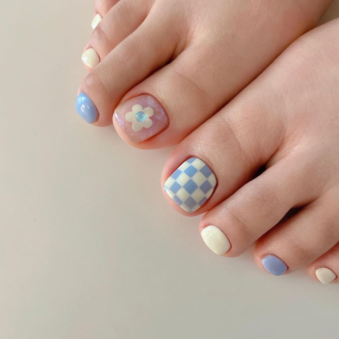 Những mẫu móng chân đẹp nhẹ nhàng 2022 dành cho hội chị em đam mê nails - Ảnh 21