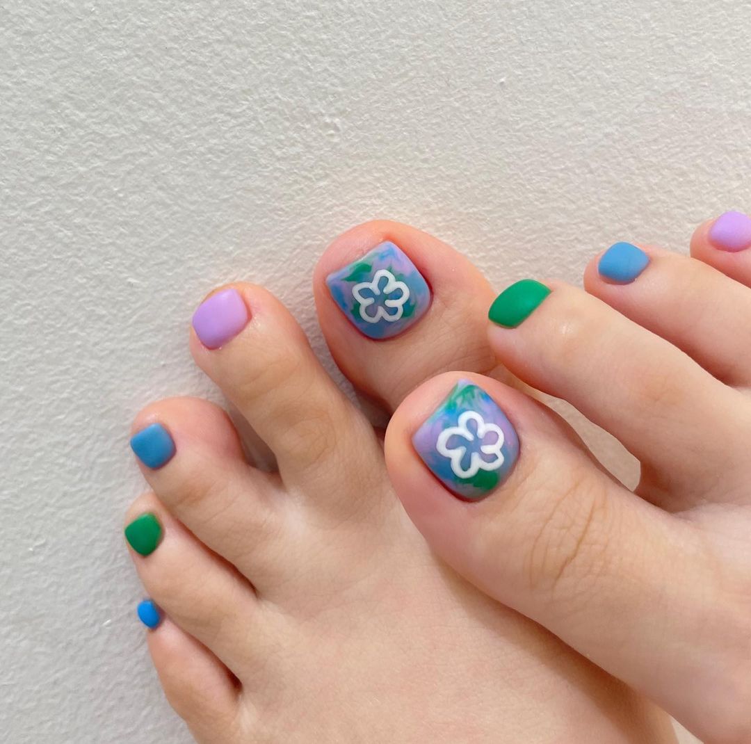 Những mẫu móng chân đẹp nhẹ nhàng 2022 dành cho hội chị em đam mê nails - Ảnh 28