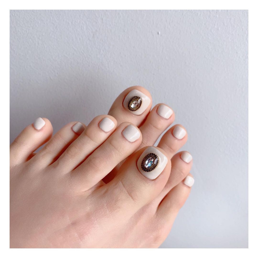 Những mẫu móng chân đẹp nhẹ nhàng 2022 dành cho hội chị em đam mê nails - Ảnh 1