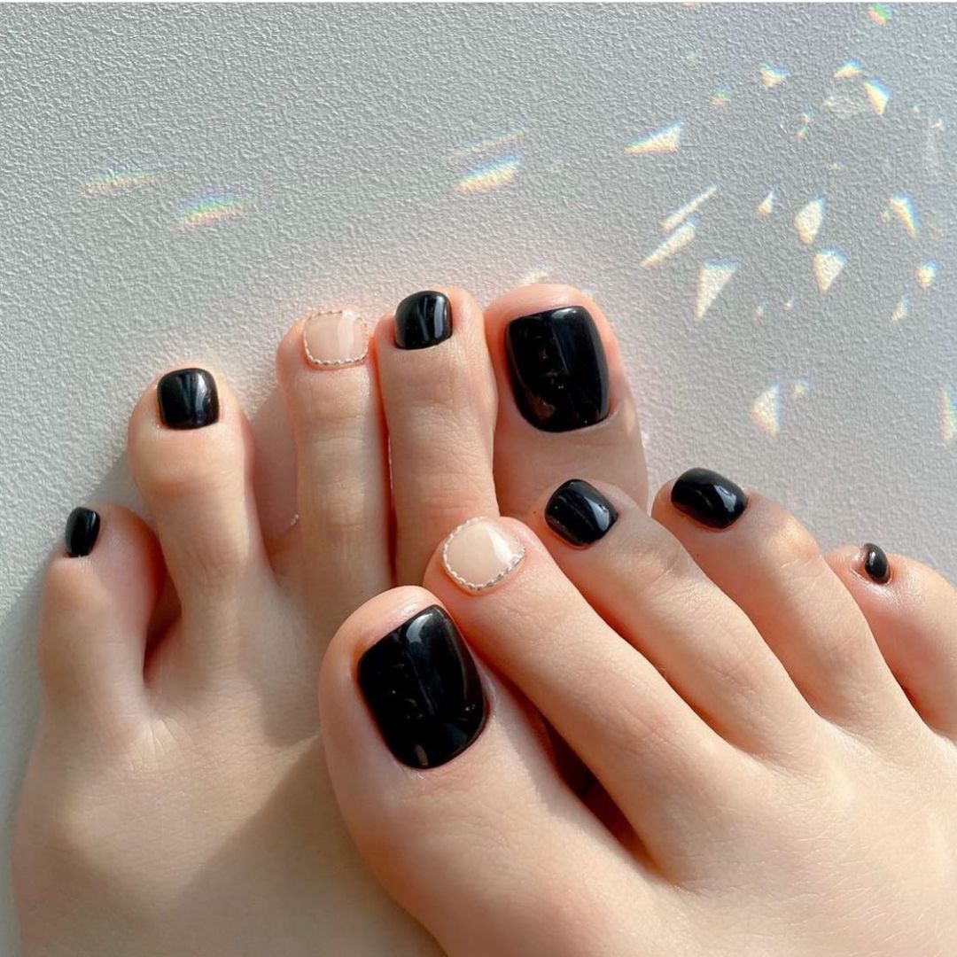 Những mẫu móng chân đẹp nhẹ nhàng 2022 dành cho hội chị em đam mê nails - Ảnh 1