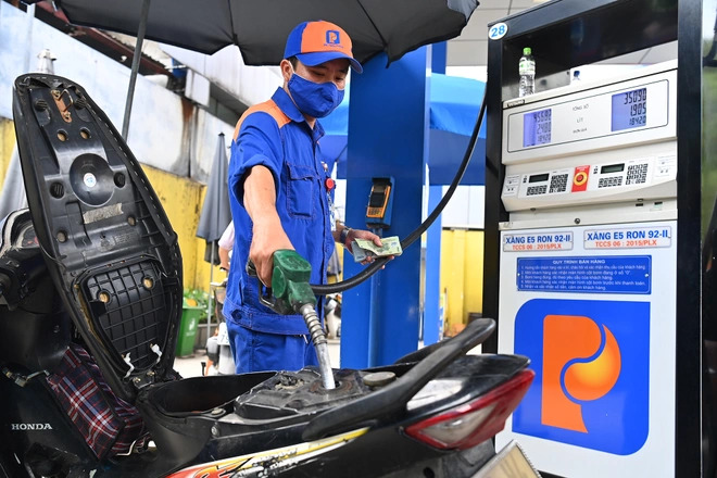 Giá xăng giảm mạnh về còn gần 26.000 đồng/lít  - Ảnh 1