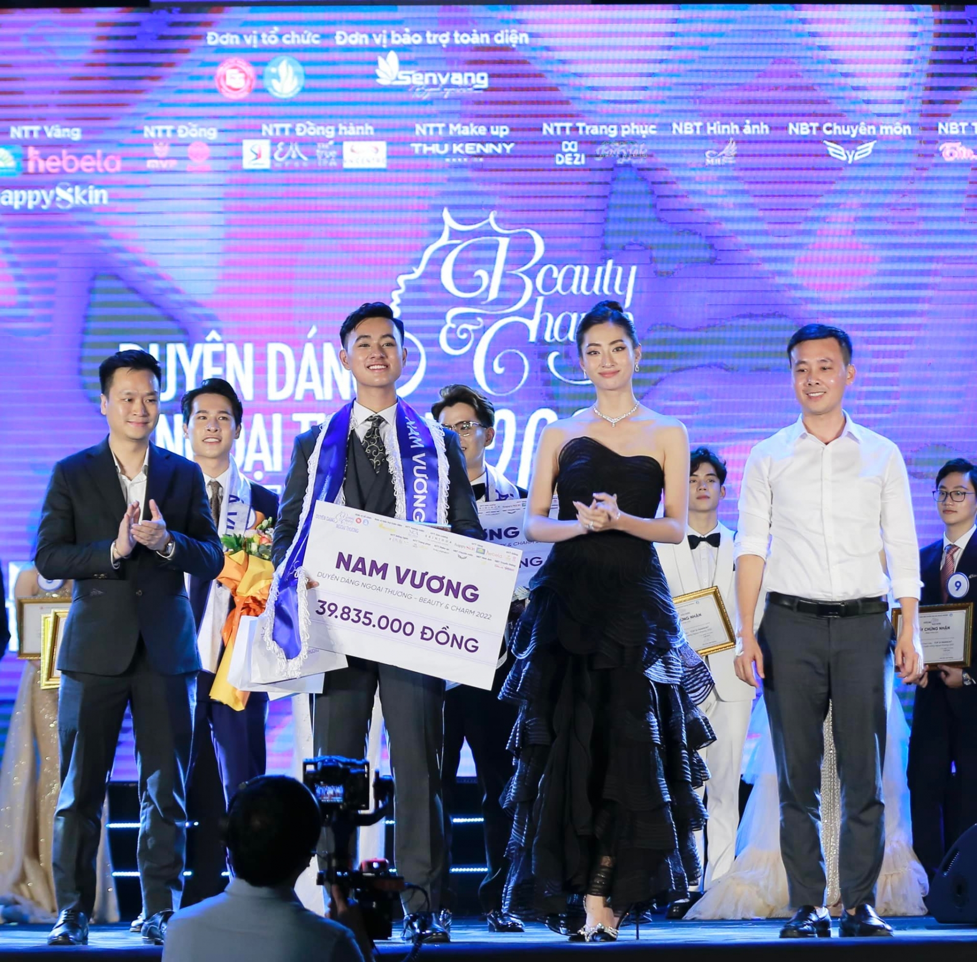 Nam vương ĐH Ngoại Thương 2022 từng là “mọt sách bụng béo mặt mụn