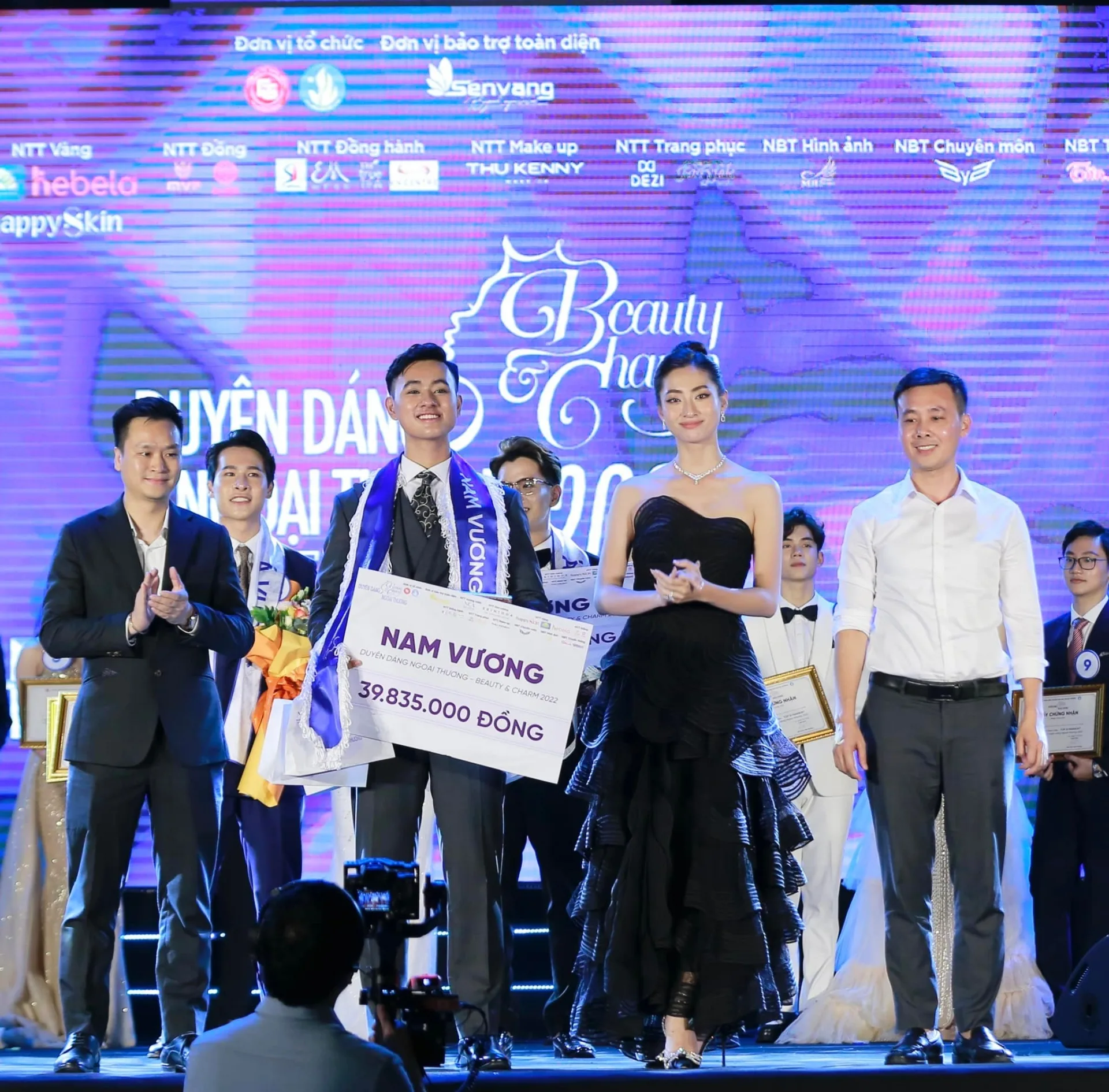 Nam vương ĐH Ngoại Thương 2022 từng là “mọt sách bụng béo mặt mụn