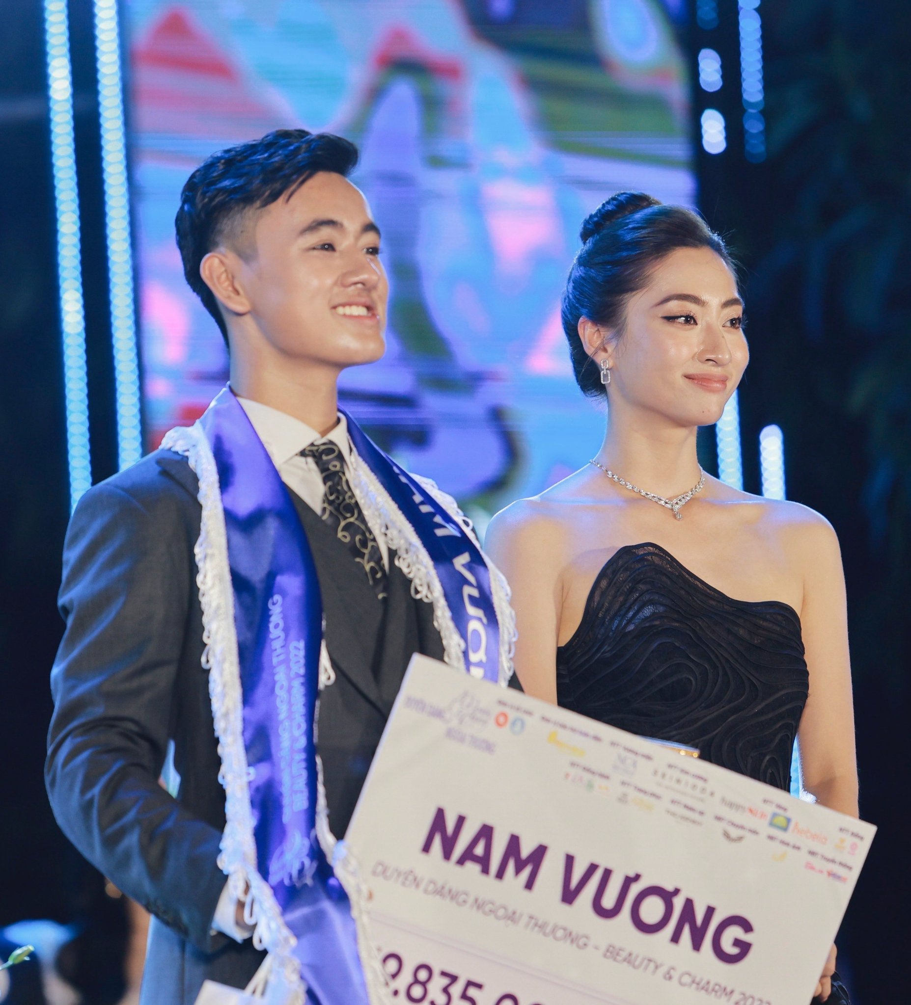 Nam vương ĐH Ngoại Thương 2022 từng là “mọt sách bụng béo mặt mụn