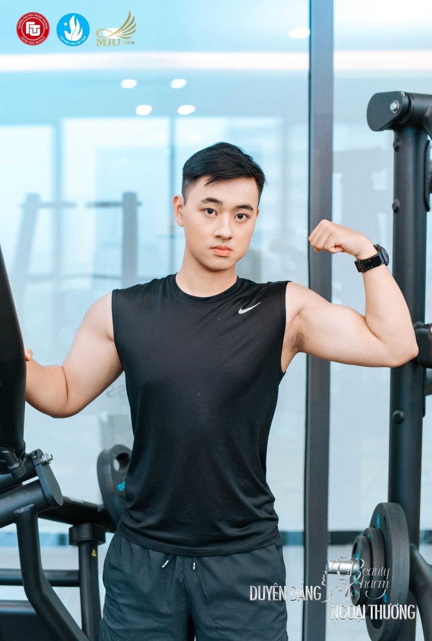 Nam vương ĐH Ngoại Thương 2022 từng là “mọt sách bụng béo mặt mụn