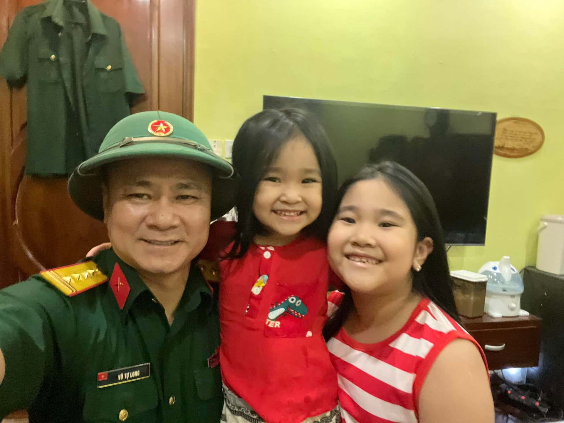 NSND Tự Long chính thức làm bố lần 3 ở tuổi 49,  tổ ấm “đủ nếp đủ tẻ