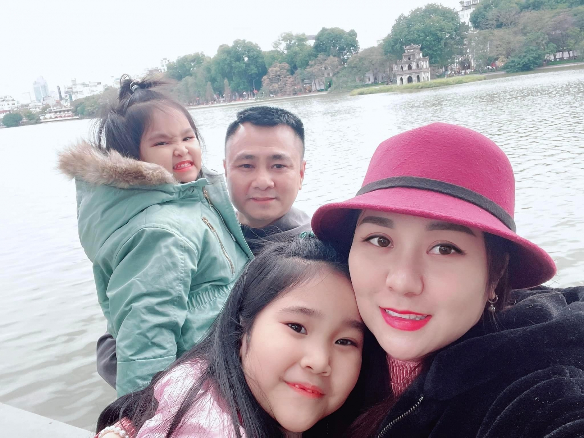 NSND Tự Long chính thức làm bố lần 3 ở tuổi 49,  tổ ấm “đủ nếp đủ tẻ