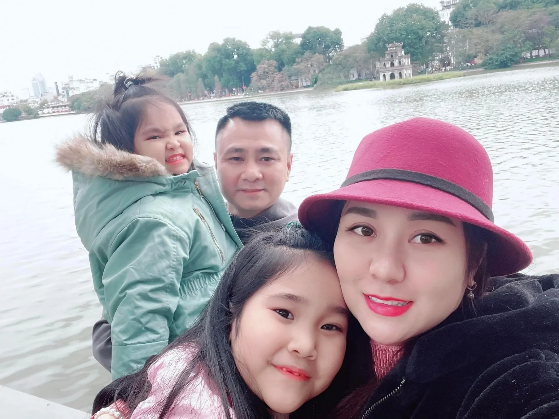NSND Tự Long chính thức làm bố lần 3 ở tuổi 49,  tổ ấm “đủ nếp đủ tẻ