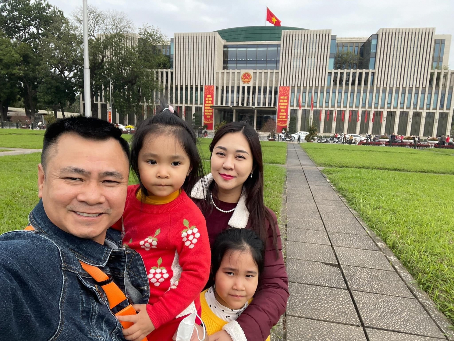 NSND Tự Long chính thức làm bố lần 3 ở tuổi 49,  tổ ấm “đủ nếp đủ tẻ