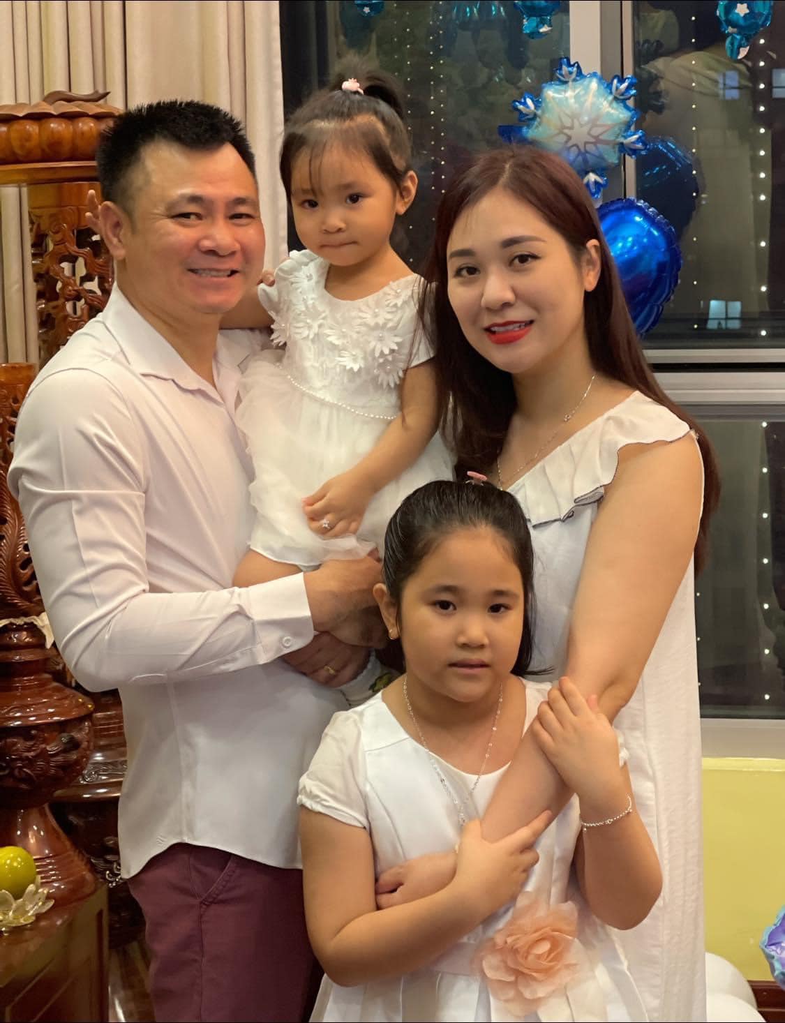 NSND Tự Long chính thức làm bố lần 3 ở tuổi 49,  tổ ấm “đủ nếp đủ tẻ