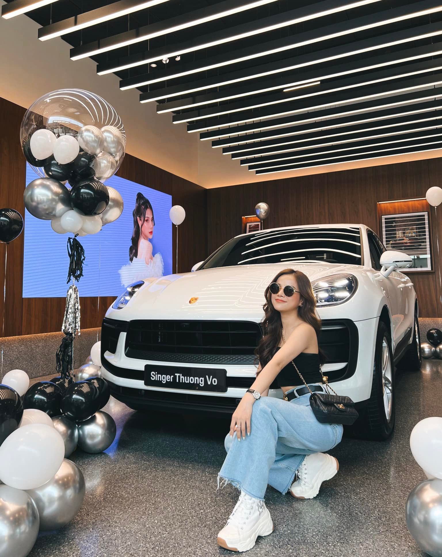 Sau 4 năm chia tay Văn Lâm, hotgirl xứ Nghệ sắm xe hộp 4 tỷ, hàng hiệu dát đầy người - Ảnh 1