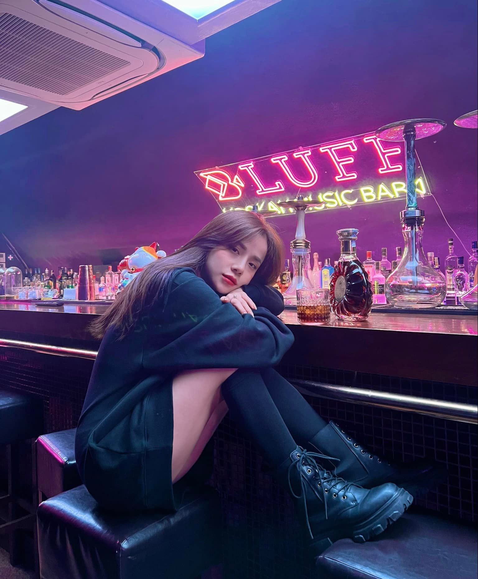 Sau 4 năm chia tay Văn Lâm, hotgirl xứ Nghệ sắm xe hộp 4 tỷ, hàng hiệu dát đầy người - Ảnh 2