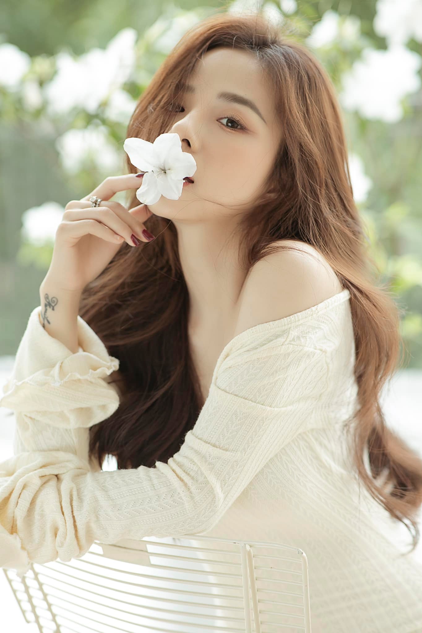 Sau 4 năm chia tay Văn Lâm, hotgirl xứ Nghệ sắm xe hộp 4 tỷ, hàng hiệu dát đầy người - Ảnh 4