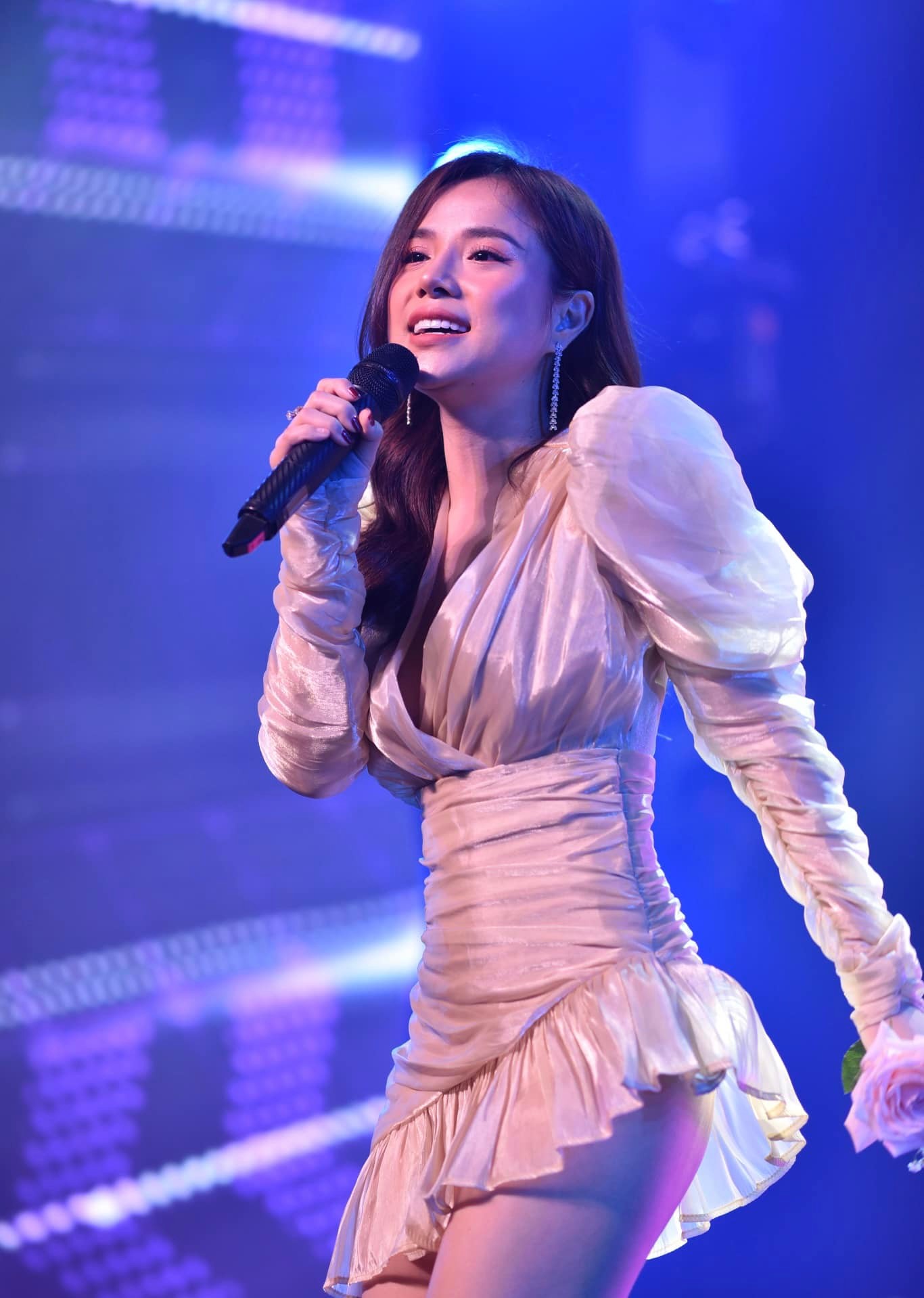 Sau 4 năm chia tay Văn Lâm, hotgirl xứ Nghệ sắm xe hộp 4 tỷ, hàng hiệu dát đầy người - Ảnh 5