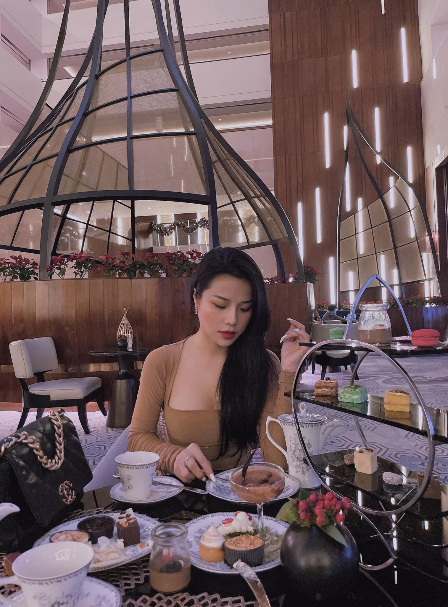 Sau 4 năm chia tay Văn Lâm, hotgirl xứ Nghệ sắm xe hộp 4 tỷ, hàng hiệu dát đầy người - Ảnh 1