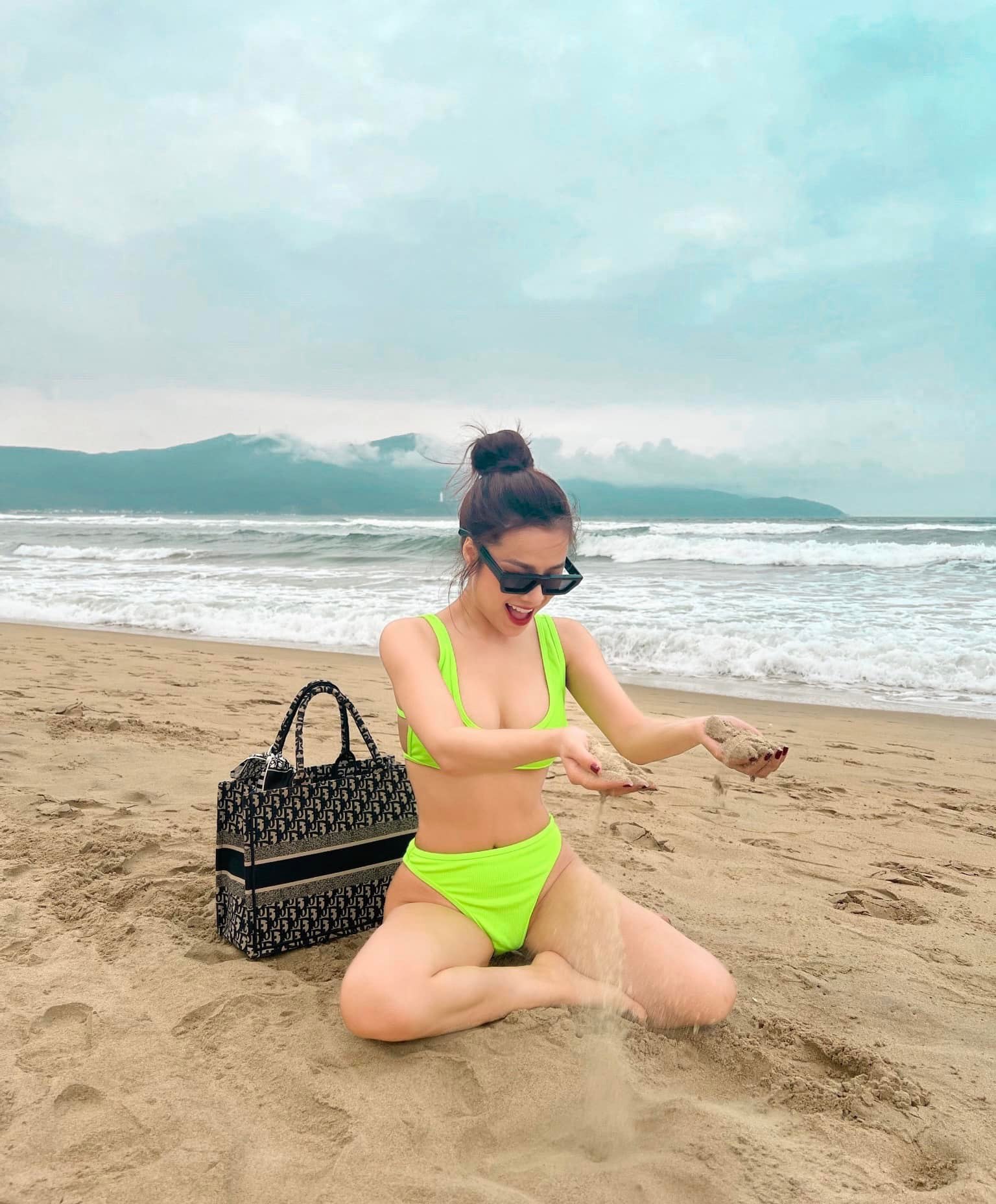 Sau 4 năm chia tay Văn Lâm, hotgirl xứ Nghệ sắm xe hộp 4 tỷ, hàng hiệu dát đầy người - Ảnh 2