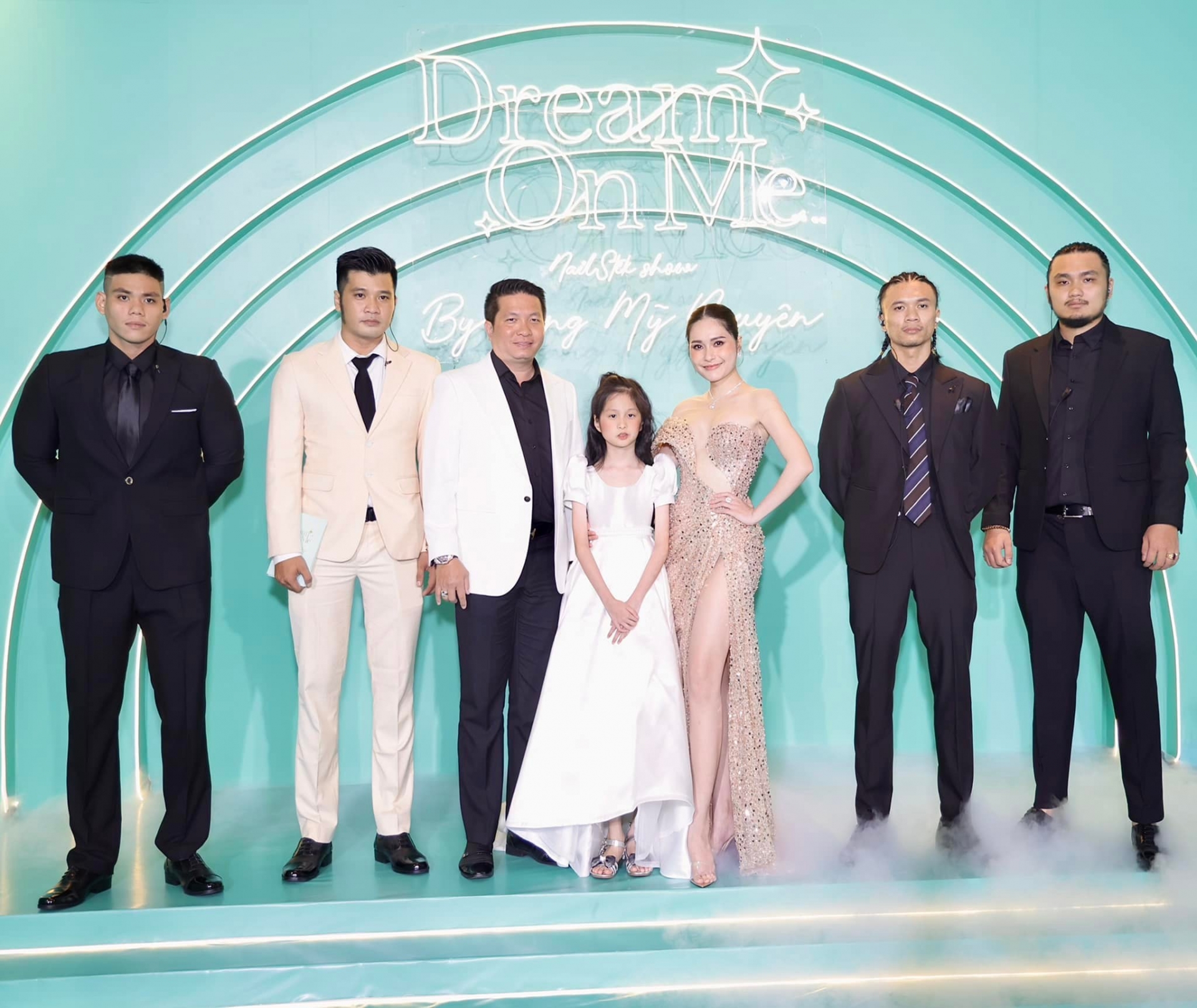 Biệt thự trăm tỷ của Đoàn Di Băng bị trộm như phim, phải thuê vệ sĩ 24/24 - Ảnh 1