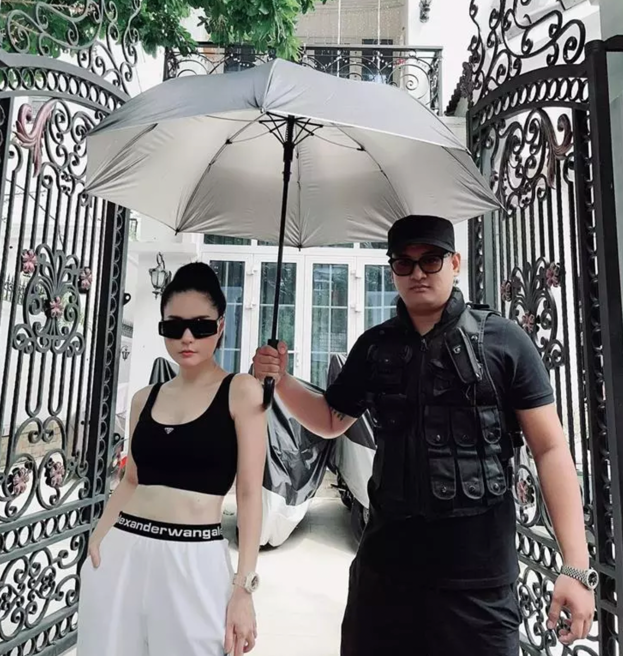 Biệt thự trăm tỷ của Đoàn Di Băng bị trộm như phim, phải thuê vệ sĩ 24/24 - Ảnh 5