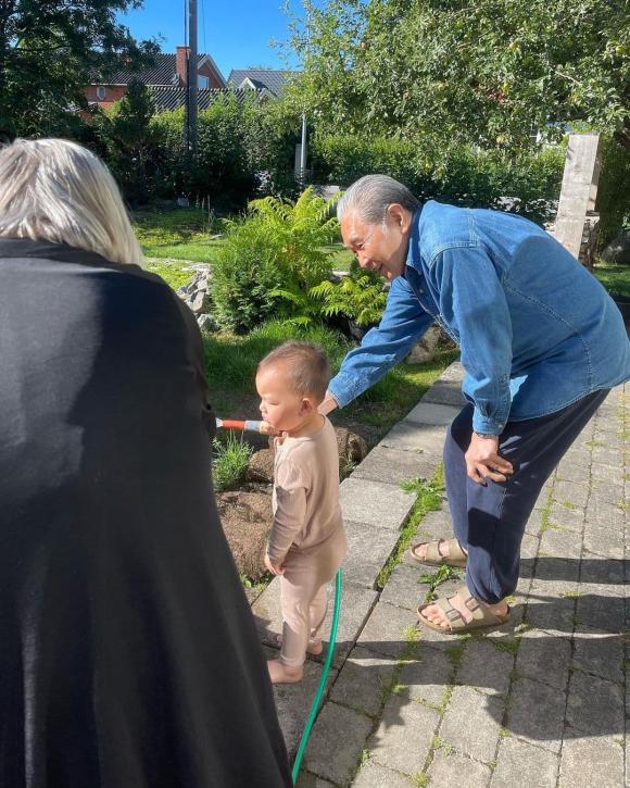 Leon nhà Hà Hồ thích làm vườn, say sưa tưới cây mặc kệ ông nội can ngăn - Ảnh 1